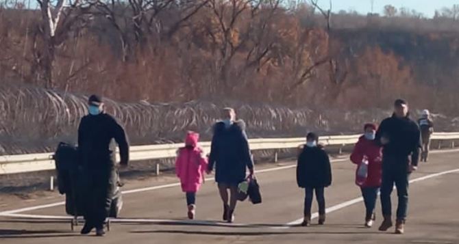 Людей перешедших КПВВ «Счастье»,  Луганск вернул назад. ФОТО. ВИДЕО