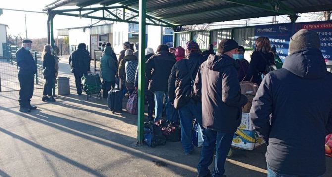 КПВВ у Станицы Луганской сегодня уже пересекли почти 500 граждан