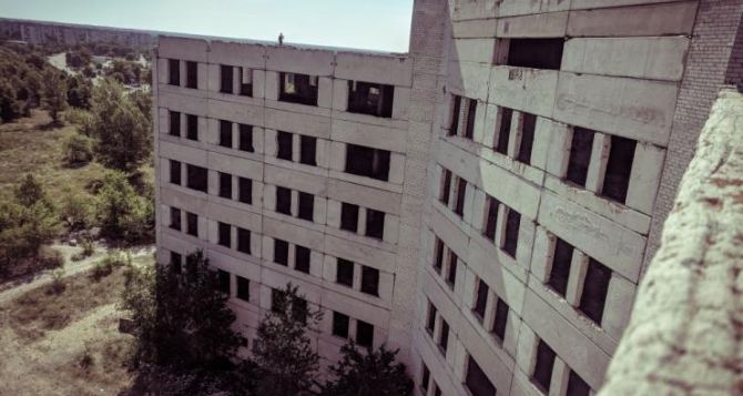 Восемнадцатилетняя девушка хотела броситься с крыши недостроенной многоэтажки в центре города. ФОТО