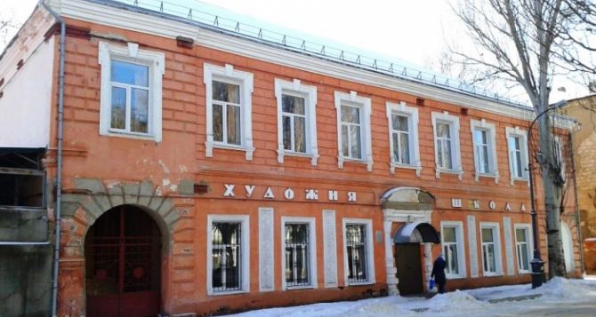 В Луганске открылась выставка к 75-летию художественной школы