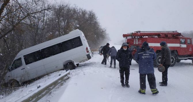Вчера спасатели вытаскивали из снежных заносов «Скорую помощь» и маршрутное такси. ФОТО