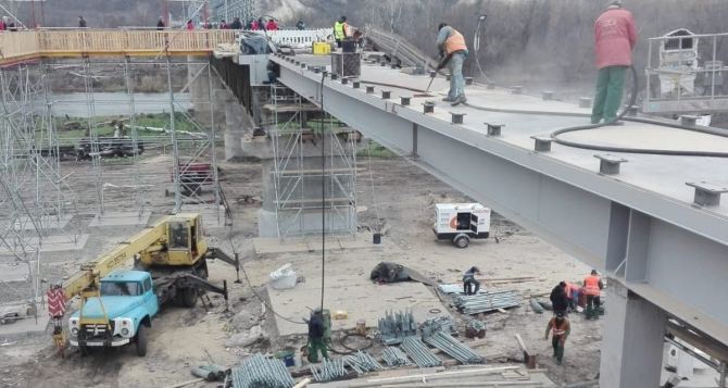 При восстановлении моста в Станице Луганской, который открывал Зеленский, украли 3,4 млн гривен