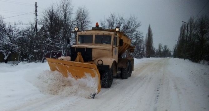 Дороги Луганщины чистят от снега 90 единиц техники