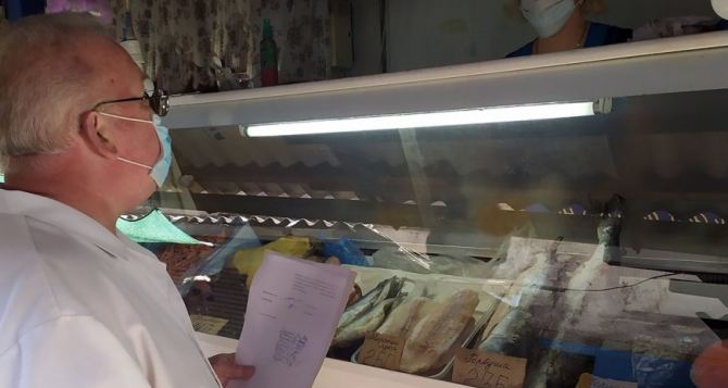 В Луганске за торговлю просроченными продуктами оштрафовали предпринимателя