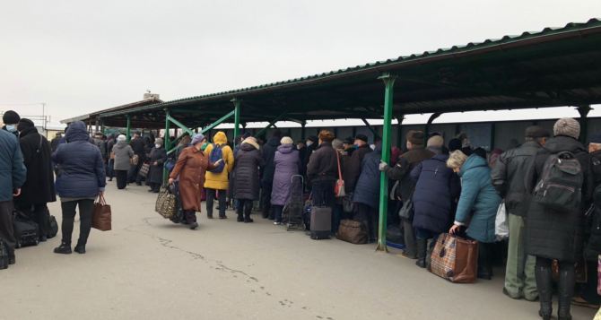 Сегодня через КПВВ «Станица Луганская» смогли пройти 2265 человек.