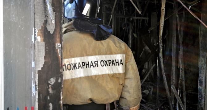 Дом в Донецке тушили 15 пожарных. В огне погибла пенсионерка