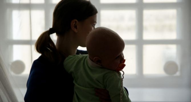 Скандал в Лисичанске. У матерей-одиночек требуют вернуть выплату на ребенка за июль