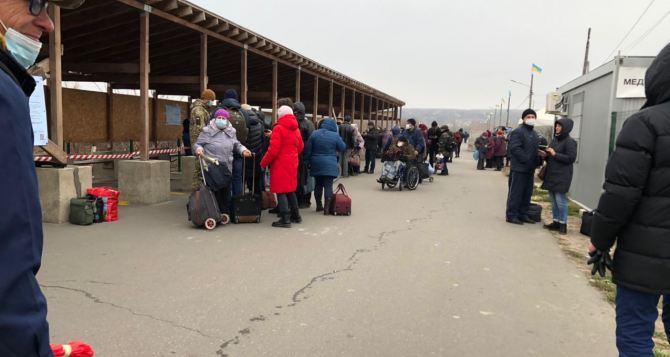 За неделю КПВВ Станица Луганская пересекло только   человек В Луганск не смогли пройти  человек