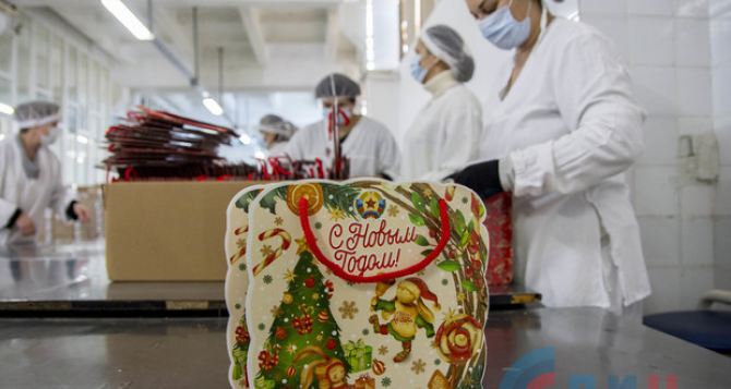 Луганские дети бесплатно получат 165 тысяч сладких новогодних наборов. ФОТО