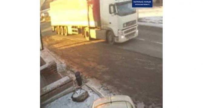 Камеры наблюдения зафиксировали как грузовик сбил пешехода в Кременной и скрылся с места ДТП. ФОТО