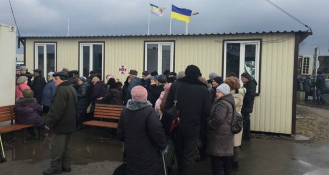 Вчера КПВВ «Станица Луганская» смогли пересечь около 2 тысяч человек. Сегодня с утра —  около 500 пересечений