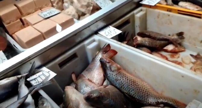 Купить рыбы к Новому году. Луганчанка сходила на рынок и сфотографировала ценники. ФОТО