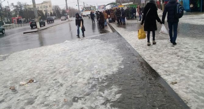 Сегодня в Луганске пасмурно, температура около нуля, небольшой снег и гололед