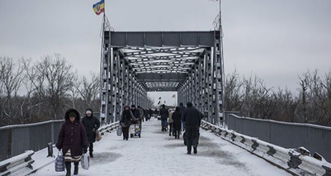Не смотря на тяжелые погодные условия, количество пересекающих КПВВ в Станице Луганской не изменилось