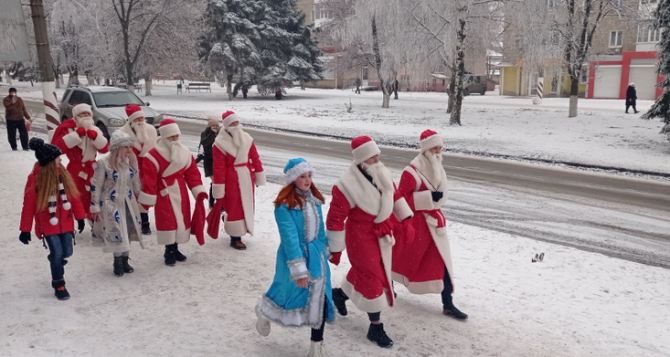 Парад неподконтрольных Дедов Морозов прошел в Свердловске.