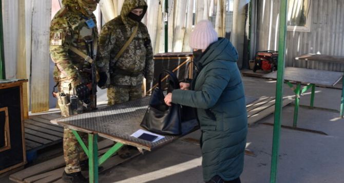 Луганчане пожаловались, что при пересечении пункта пропуска в Станице Луганска у них были украдены ценные вещи.
