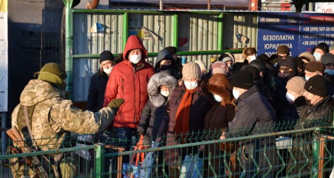 Сегодня утром, 30 декабря, через КПВВ «Станица Луганская» уже прошли 523 человека. Больше половины направились в Луганск