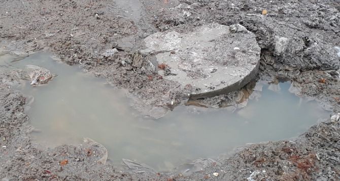 Лучшую школу в Луганске затопило канализацией. ФОТО