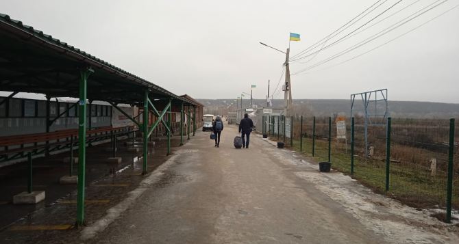 На КПВВ «Станица Луганская» опять увеличился поток людей, направляющихся в сторону Луганска