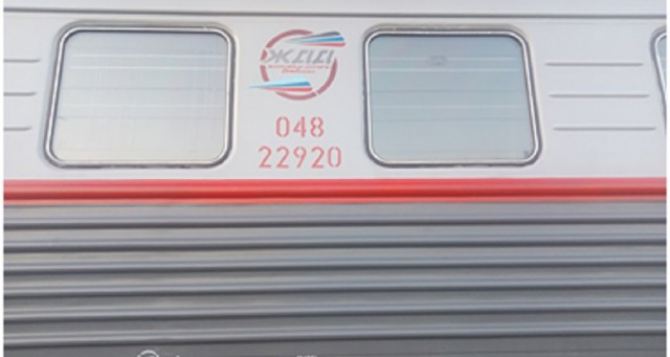 В Донецке и Луганске перекрашивают железнодорожные вагоны в одинаковый цвет — создается трансграничный концерн «Железные дороги Донбасса». ФОТО