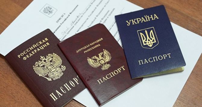 Стало известно сколько граждан с паспортами РФ живет в Луганске и в Донецке