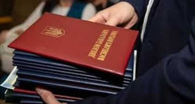 В Украине в 2021 году отменят красные дипломы
