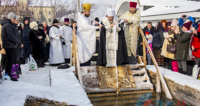 Митрополит Митрофан освятил самую большую крещенскую купель в Луганске. ФОТО