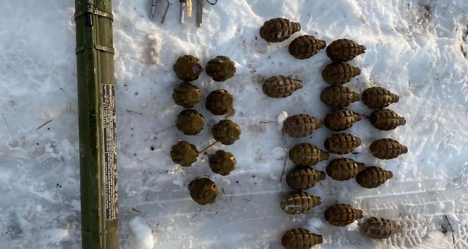 Пограничники  в Станице Луганской обнаружили тайник с 30-ю ручными гранатами