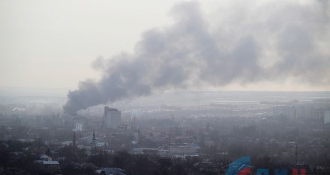 В Луганске крупный пожар на складе горюче — смазочных материалов. ФОТО