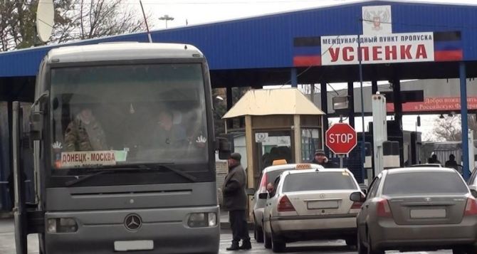 На границе с Россией большое скопление автомобилей. В Успенке продают места в очереди