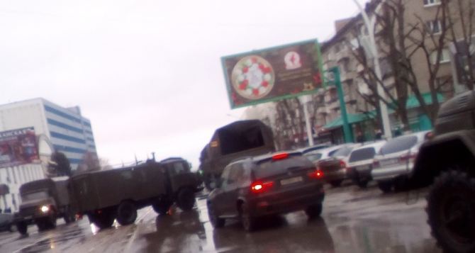 В центре Луганска колонна военной техники перекрыла движение. ФОТО