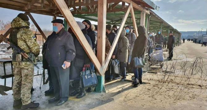 Количество желающих пересечь КПВВ «Станица Луганская» увеличилась вдвое. ФОТО