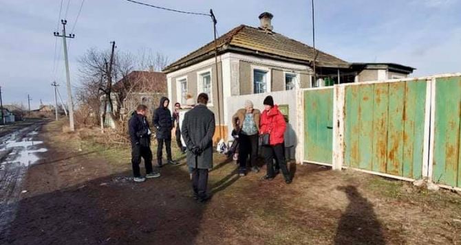 Украинские военные не пускали ехавшую на вызов машину скорой помощи в село на Луганщине. Больше часа проводили «проверку»