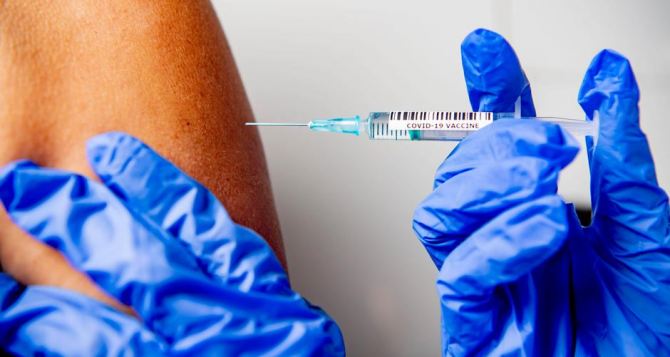 В Луганске рассказали, кому российская вакцина противопоказана