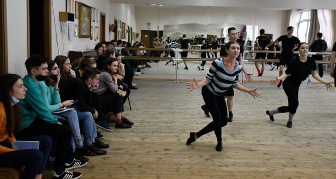 Открытый урок для студентов-хореографов ЛГАКИ прошел в Луганской филармонии