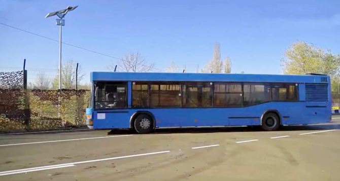 На КПВВ в Счастье и Золотом автобусы-челноки для перевозки людей через линию разграничения предоставит Украина