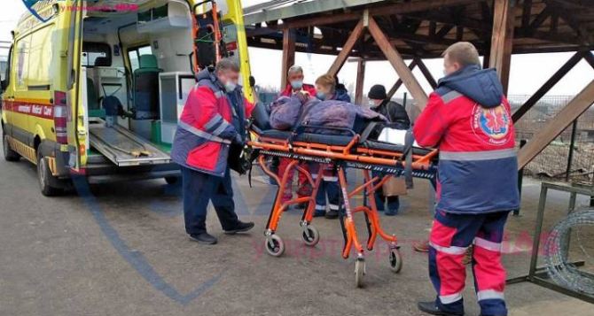 Вчера 62-х летний луганчанин не смог сразу пересечь КПВВ в Станице. Сначала попал в больницу