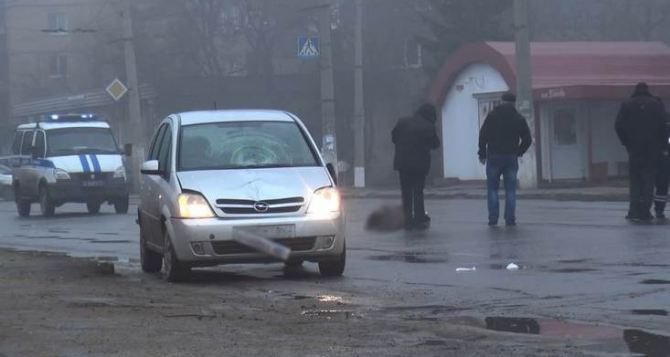 В Алчевске под колесами автомобиля погибла пенсионерка