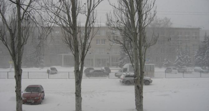 В Луганске со вчерашнего вечера очистили от снега и «посыпали» более 70 улиц