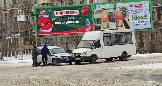 В центре Луганска полицейская машина протаранила маршрутку. ФОТО