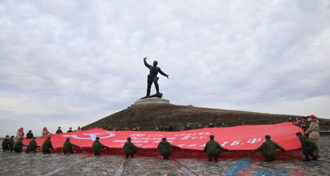 У памятника «Комбат» под Славяносербском развернули 200 метровое Знамя Победы. ФОТО