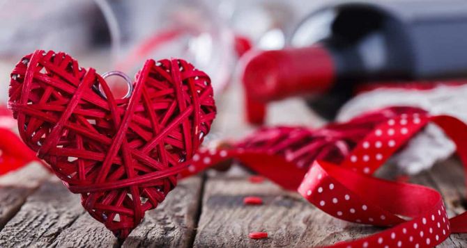 Подарок другу на День святого Валентина: оригинальные и необычные презенты