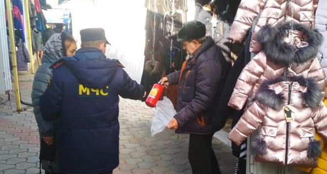 В Луганске мошенники в форме МЧС проводят проверку пожарной безопасности и вымогают деньги
