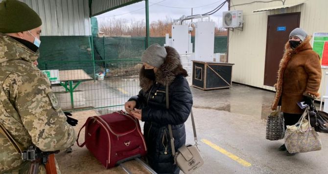 Луганчане, прошедшие КПВВ «Станица Луганская», рассказали про ужесточение досмотра вещей и про вопросы о красном паспорте