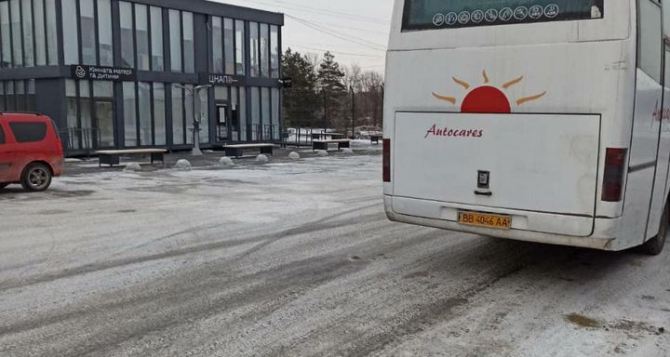В Луганске заявили, что Киев «мутит» с автобусами-челноками на КПВВ в Счастье и Золотом