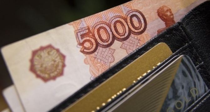 В Луганске озвучили размер средней заработной платы в городе.