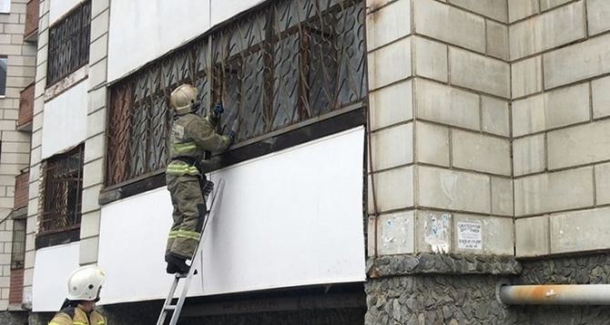 В Луганске спасатели помогли открыть квартиру, где случайно закрылся 5-летний ребенок. ФОТО