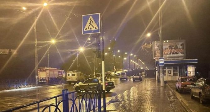 Вчера вечером в Луганске закрыли для проезда путепровод на улице Советской
