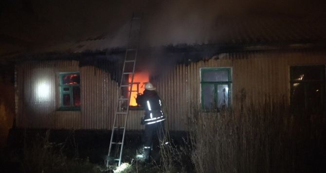 При пожаре в Луганске погиб человек