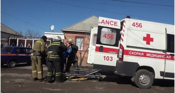 В Луганске вытащили из ямы 45-летнюю женщину в состоянии шока и сломанной ногой. ФОТО